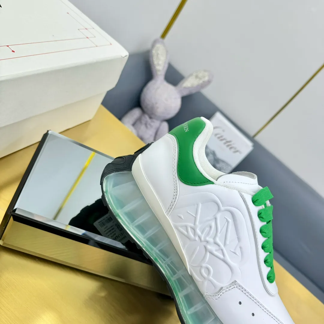 👟👟Ex-factory price 680👟👟 Top version of air cushion bottom, couple size 35-44 🔥ALEXANDER MCQUEEN/Alexander McQueen 2024 new Sprint sports running dad shoes top version Sprint Runner uses white imported environmentally friendly leather splicing and printed concave and convex font technology for the upper and outline Seal logo. Alexander McQueen LUGO logo on the heel and tongue with Alexander McQueen signature. The sneakers feature an oversized runner's sole, which makes running comfortable and convenient. Fabric: Calfskin and cloth Lining: Mesh and sheepskin lining Filled heel non-slip and wear-resistant back cover Foot: Imported PoLo injection molded sheepskin foot Outsole: Air cushion Standard size 35-44 Female size 35-39 Male size 40-44
